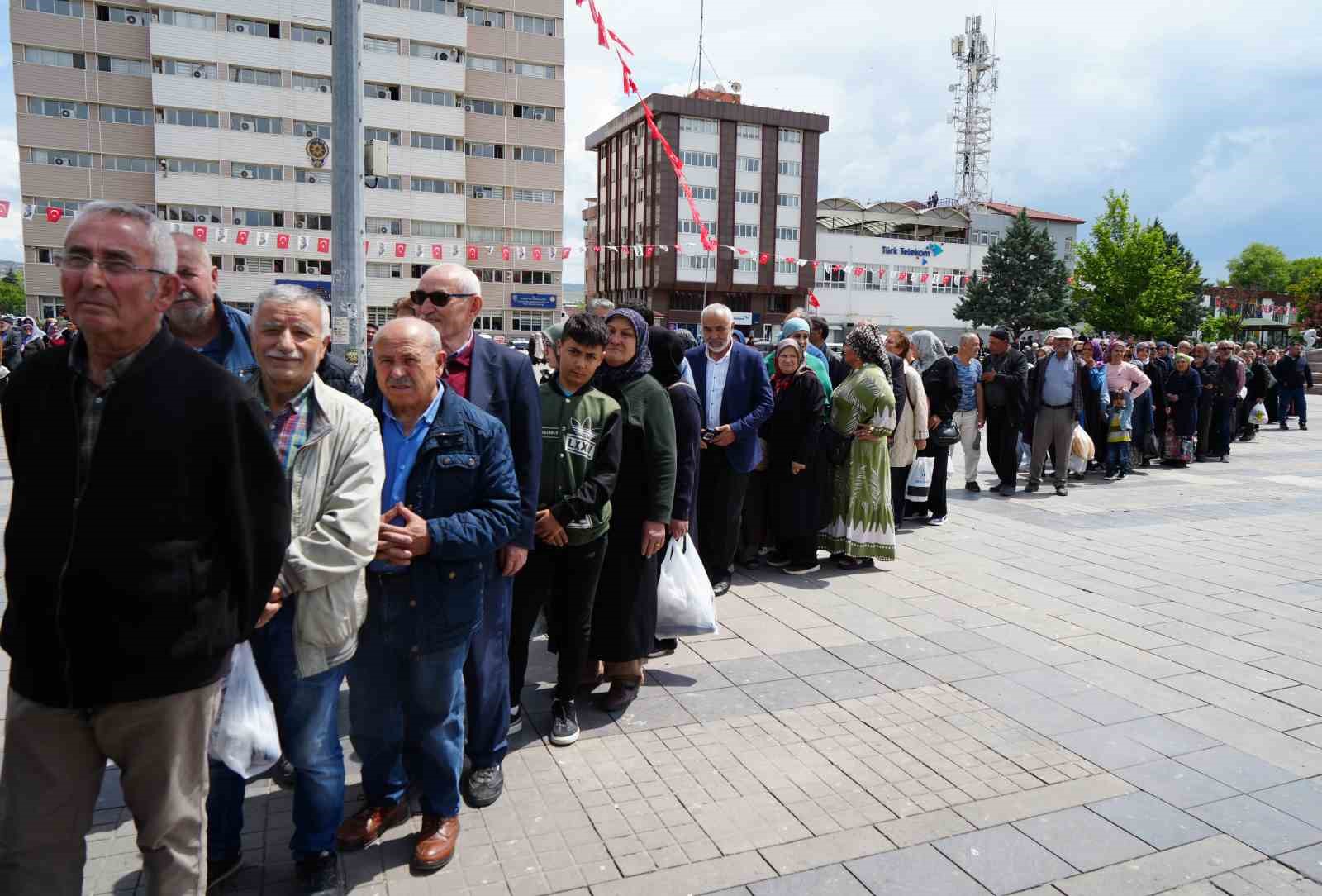 Ücretsiz olduğunu duyan koştu, saatler öncesinden sıraya girdiler: Fide kuyruğu havadan görüntülendi 14 ucretsiz oldugunu duyan kostu saatler oncesinden siraya girdiler fide kuyrugu havadan goruntulendi 10 slFXEQ6E