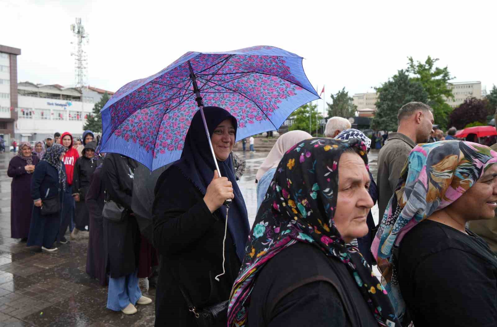 Ücretsiz olduğunu duyan koştu, saatler öncesinden sıraya girdiler: Fide kuyruğu havadan görüntülendi 15 ucretsiz oldugunu duyan kostu saatler oncesinden siraya girdiler fide kuyrugu havadan goruntulendi 11 FvUldypv