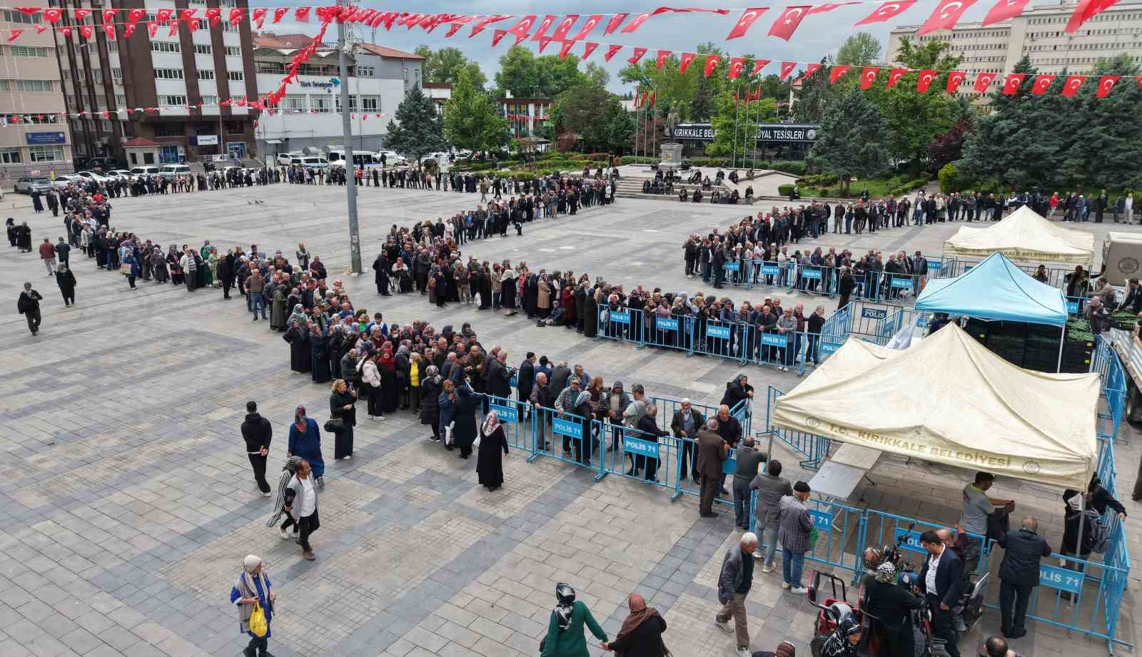Ücretsiz olduğunu duyan koştu, saatler öncesinden sıraya girdiler: Fide kuyruğu havadan görüntülendi 7 ucretsiz oldugunu duyan kostu saatler oncesinden siraya girdiler fide kuyrugu havadan goruntulendi 3
