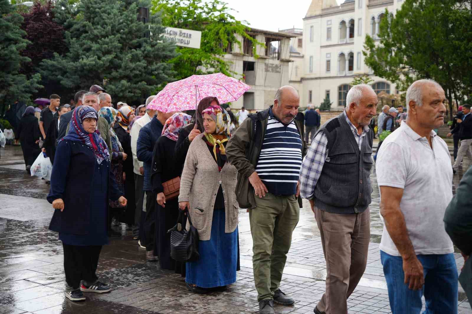 Ücretsiz olduğunu duyan koştu, saatler öncesinden sıraya girdiler: Fide kuyruğu havadan görüntülendi 10 ucretsiz oldugunu duyan kostu saatler oncesinden siraya girdiler fide kuyrugu havadan goruntulendi 6 eEV6JIkS
