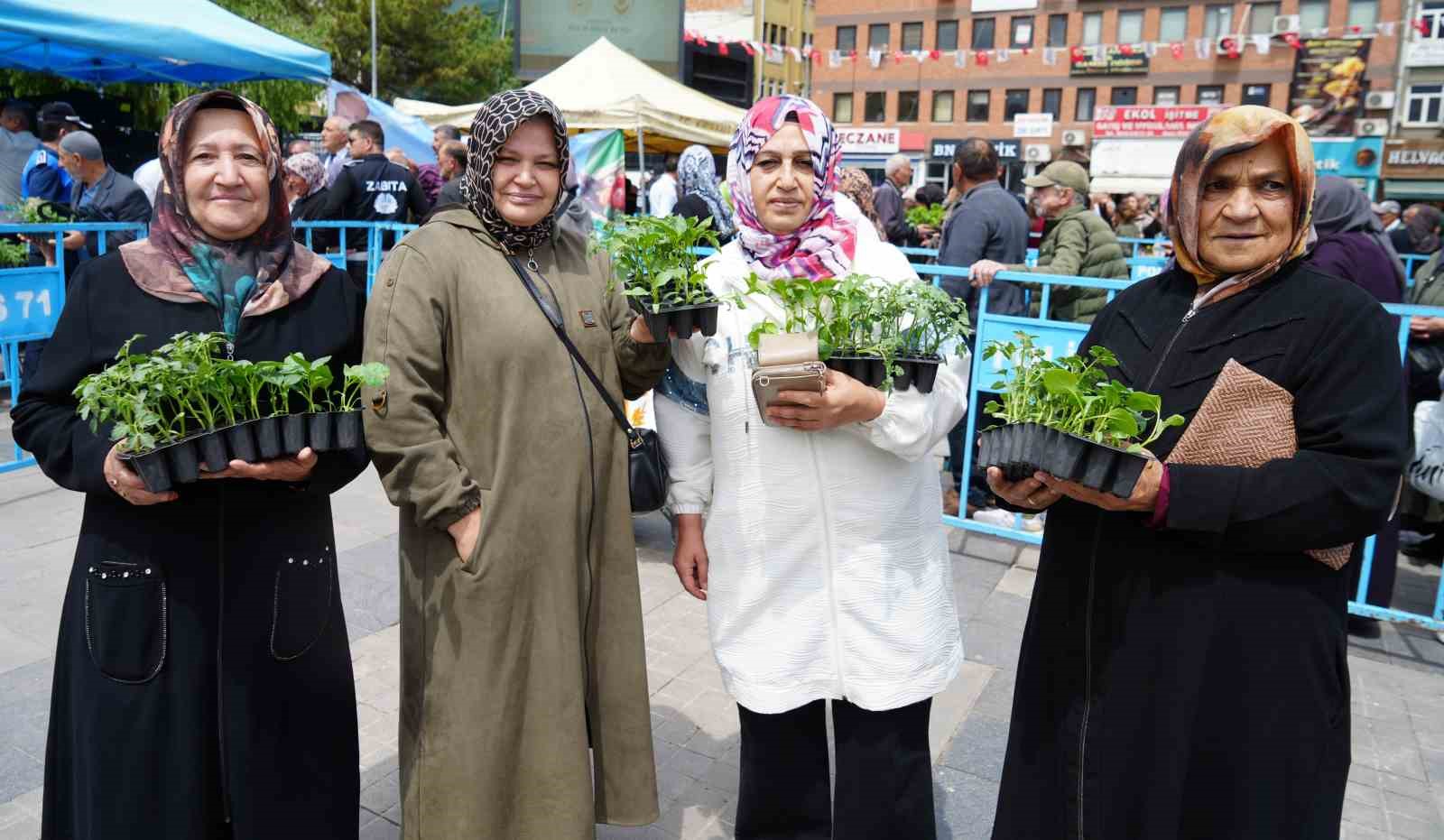 Ücretsiz olduğunu duyan koştu, saatler öncesinden sıraya girdiler: Fide kuyruğu havadan görüntülendi 13 ucretsiz oldugunu duyan kostu saatler oncesinden siraya girdiler fide kuyrugu havadan goruntulendi 9 QyazTn6e