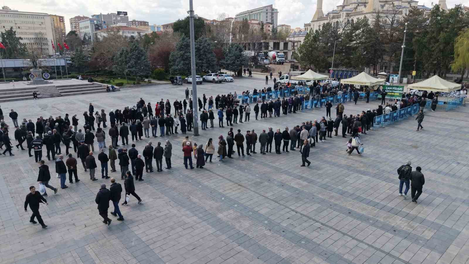 ucretsiz oldugunu duyan vatandaslar akin etti binlerce fidan kisa surede tukendi 1 PwmN4pMJ