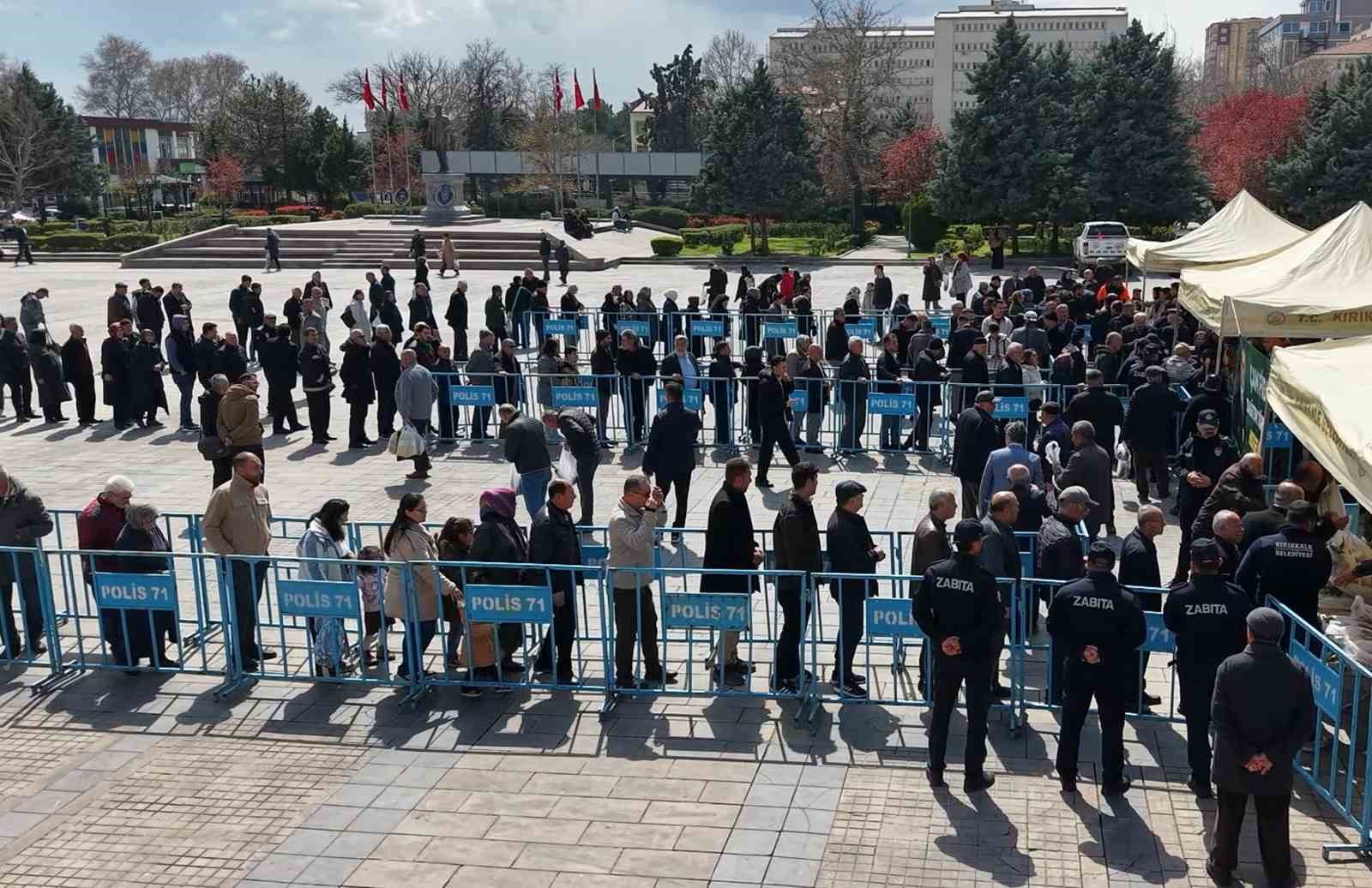 ucretsiz oldugunu duyan vatandaslar akin etti binlerce fidan kisa surede tukendi 2 7cDwzT4A