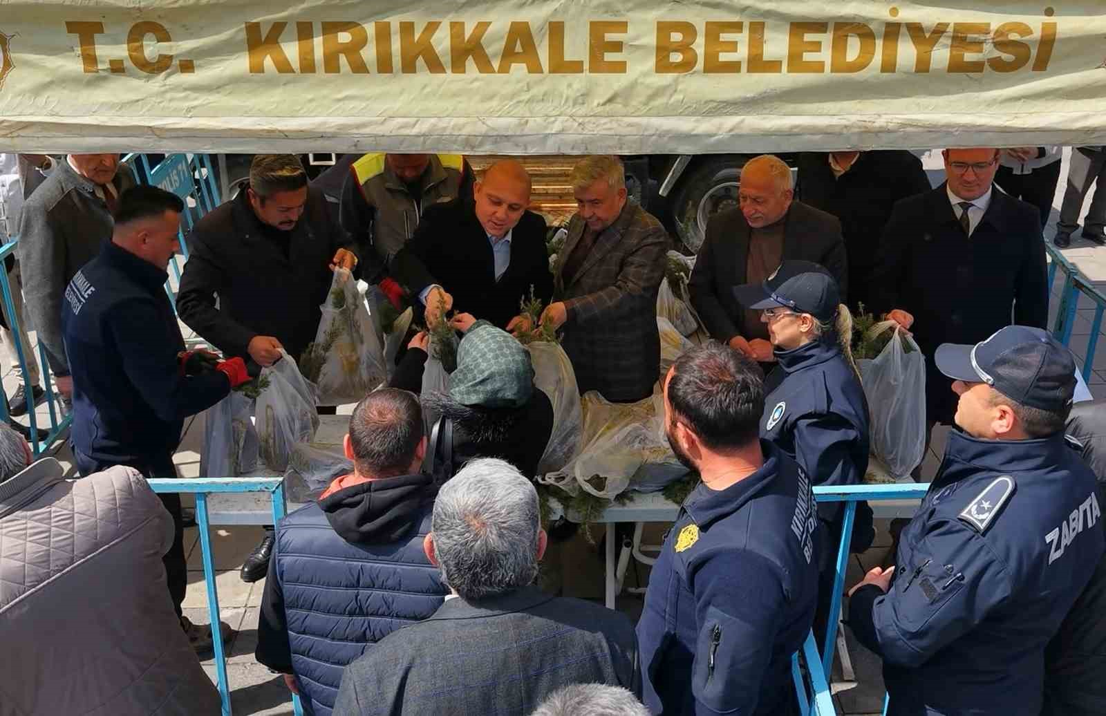 ucretsiz oldugunu duyan vatandaslar akin etti binlerce fidan kisa surede tukendi 3 3A9NgpTm