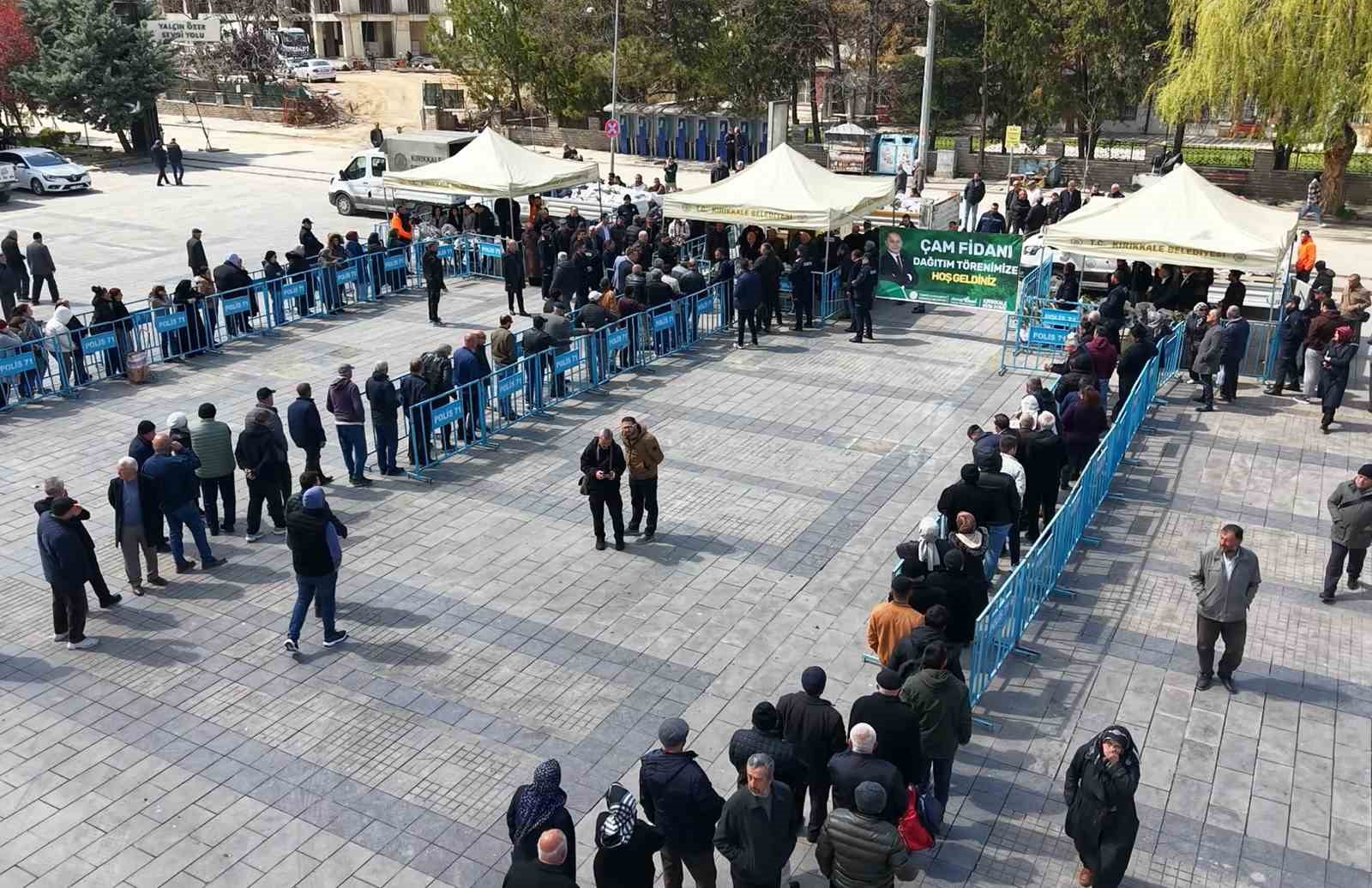 ucretsiz oldugunu duyan vatandaslar akin etti binlerce fidan kisa surede tukendi 4 9RTHCzwn