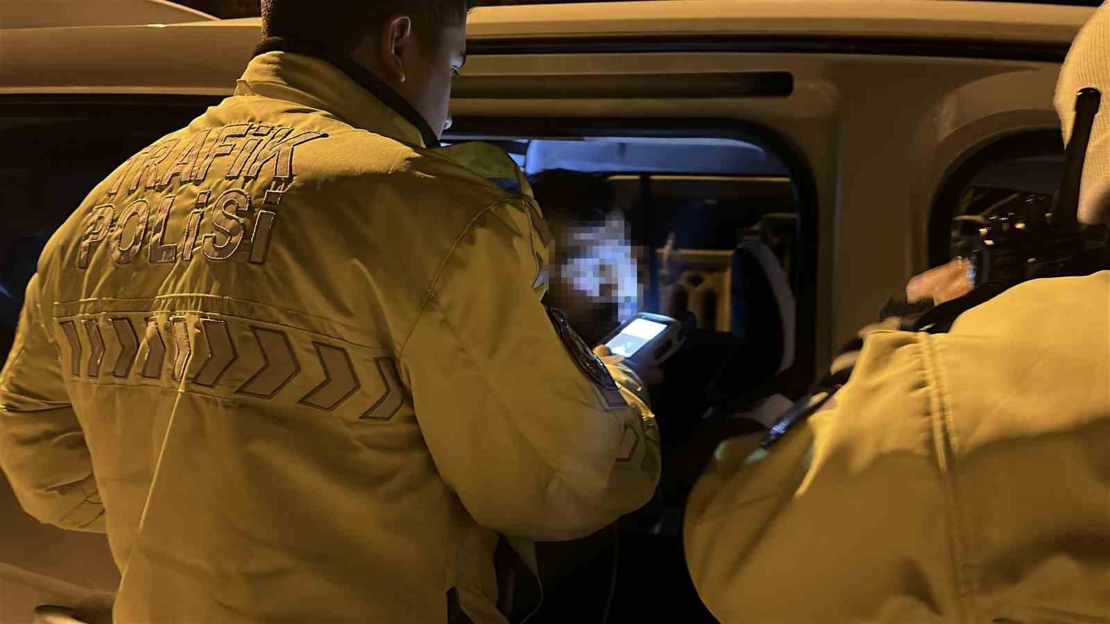 Üçüncü kez alkolden yakalanmamak için polisin üstüne araç sürüp kaçtı, yarım milyon lira ceza yedi 5 ucuncu kez alkolden yakalanmamak icin polisin ustune arac surup kacti yarim milyon lira ceza