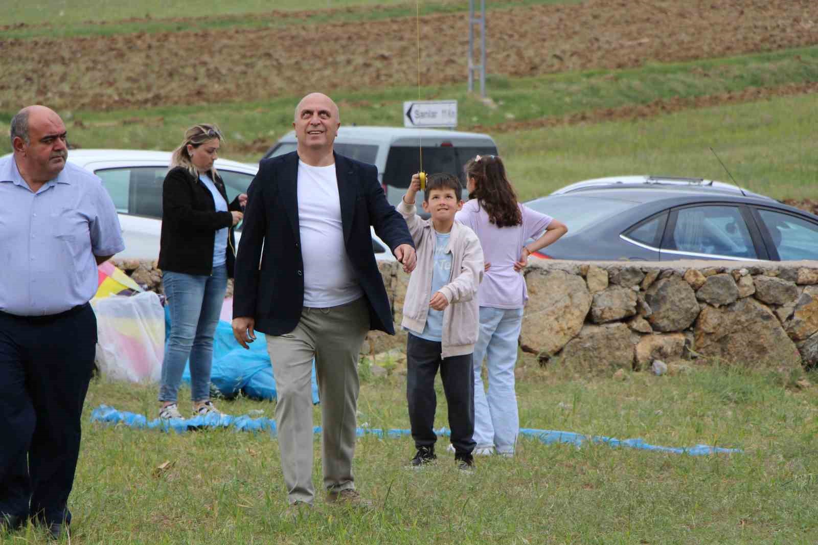 ucurtmasi kopunca aglayan cocuk icin yoneticiler seferber oldu 5 jCFjACCn