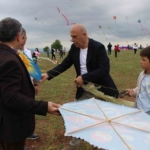 ucurtmasi-kopunca-aglayan-cocuk-icin-yoneticiler-seferber-oldu-YZidjUHw.jpg