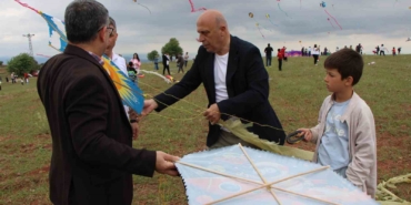 ucurtmasi-kopunca-aglayan-cocuk-icin-yoneticiler-seferber-oldu-YZidjUHw.jpg