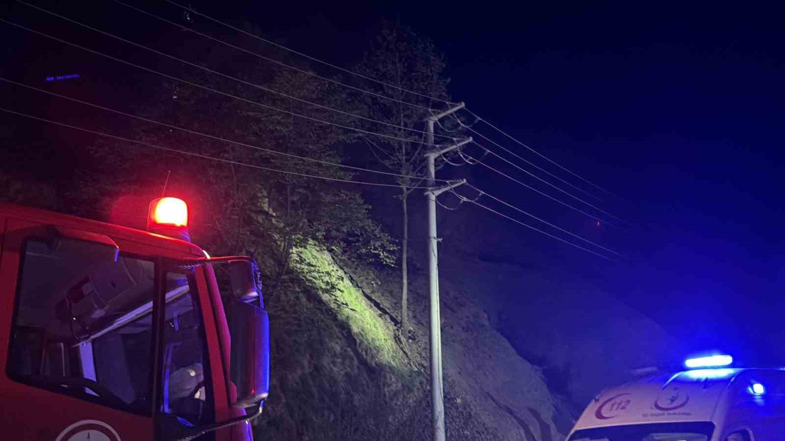 ucuruma yuvarlanan 3 kisi operasyonla kurtarildi 1 VCmQWPBT
