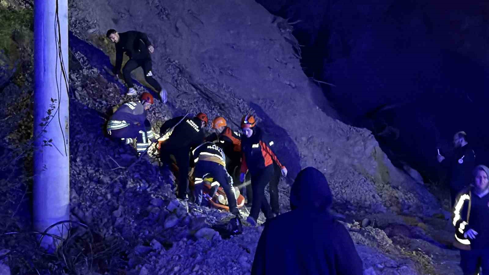 ucuruma yuvarlanan 3 kisi operasyonla kurtarildi 4 2pLYHgyb