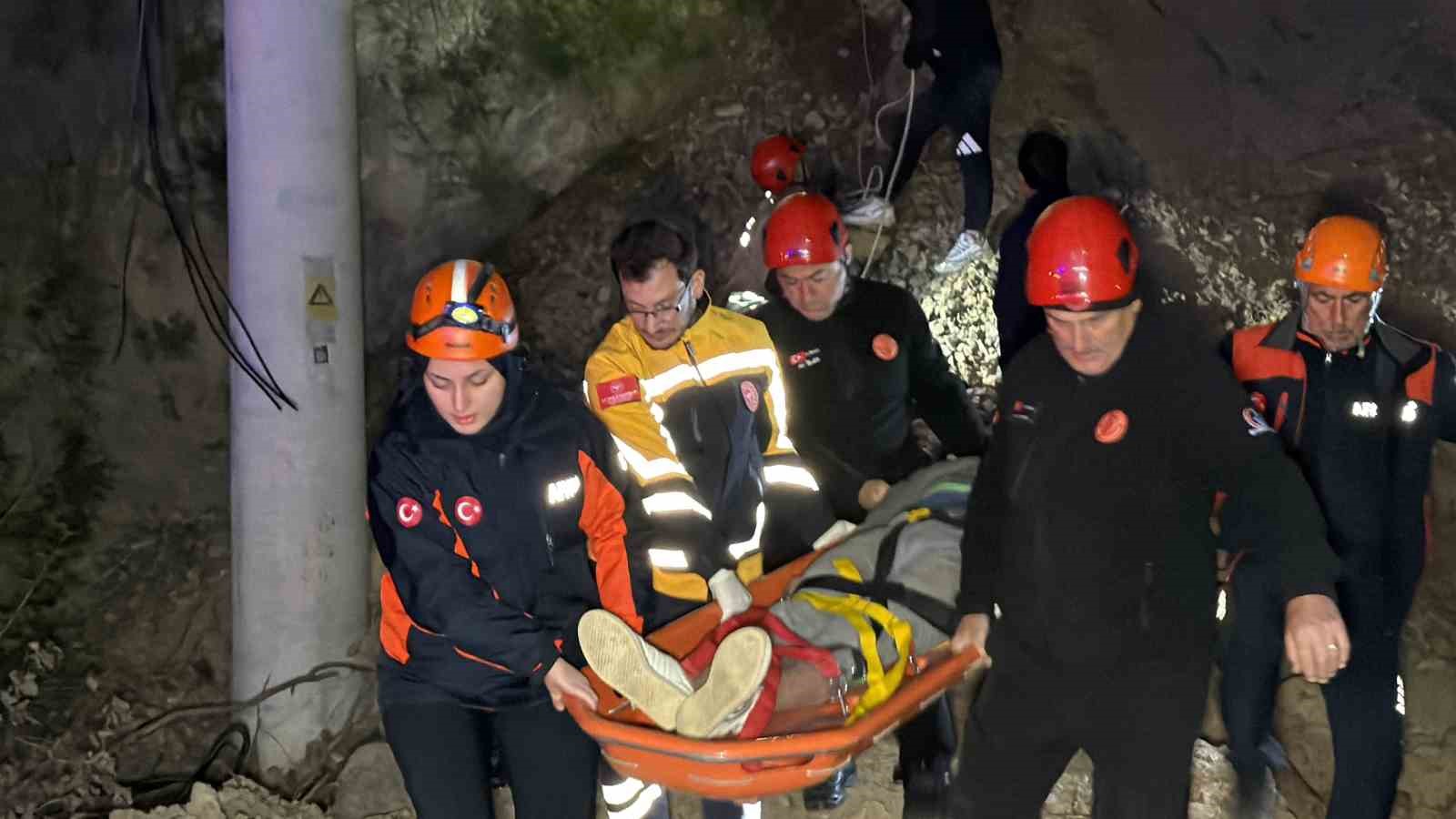 ucuruma yuvarlanan 3 kisi operasyonla kurtarildi 5 Z7zncbUZ