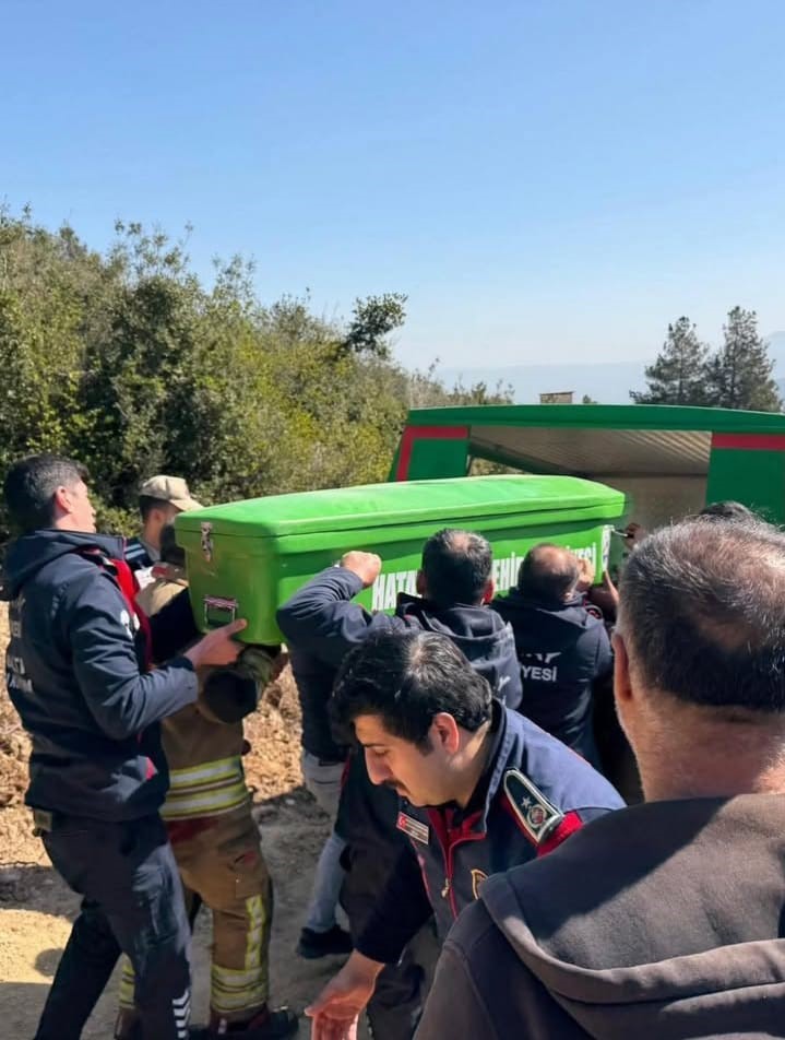 ucuruma yuvarlanan hafriyat kamyonunun surucusu hayatini kaybetti 2 7QzXjrMw