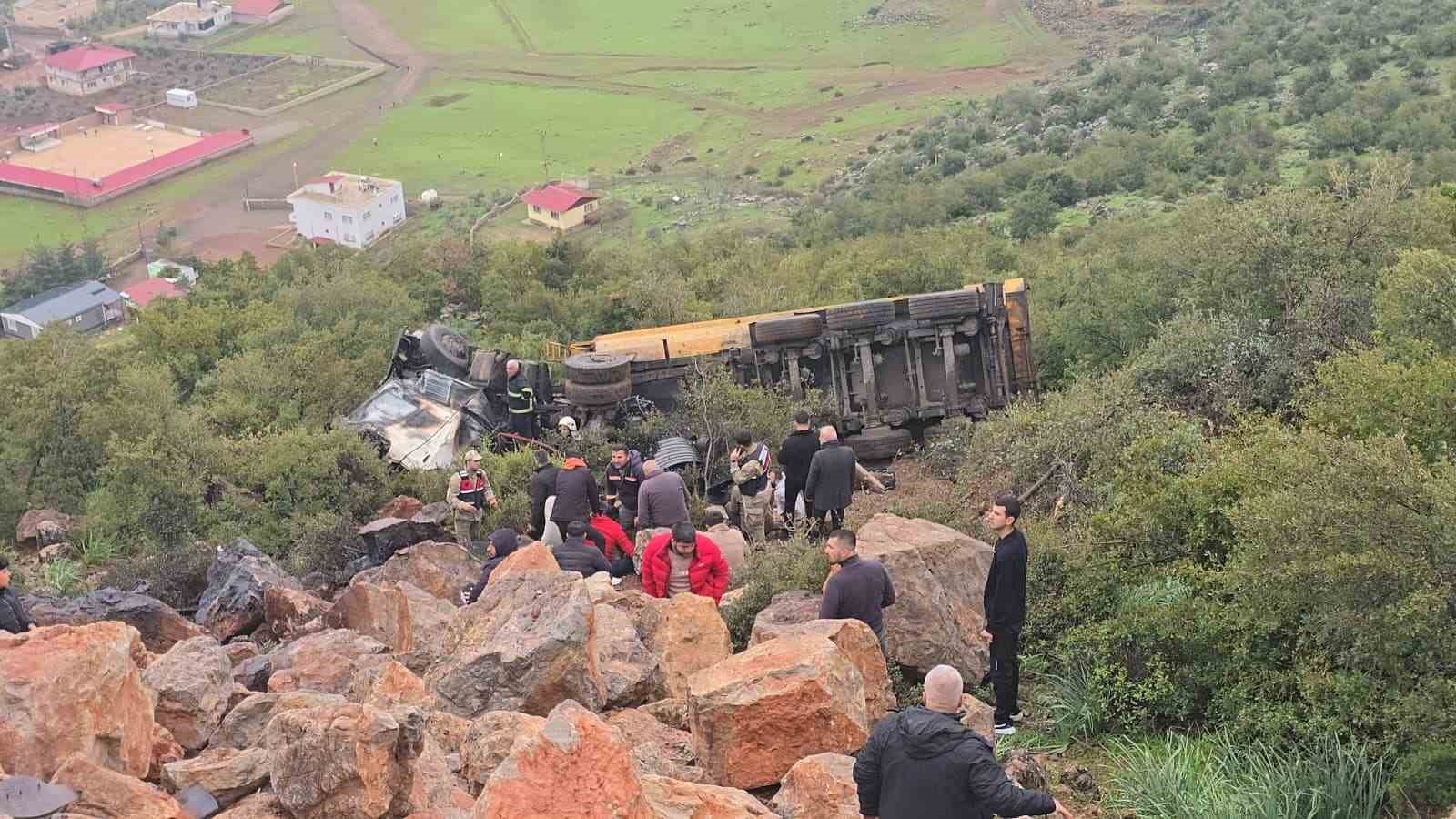 ucuruma yuvarlanan kamyonun surucusu oldu 2 dNznMn5i