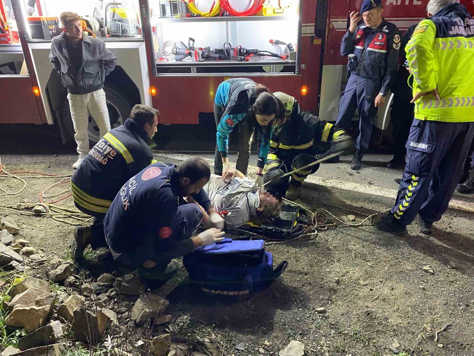 ucurumdan deniz kiyisina yuvarlanan otomobilde 3 kisi yaralandi 0