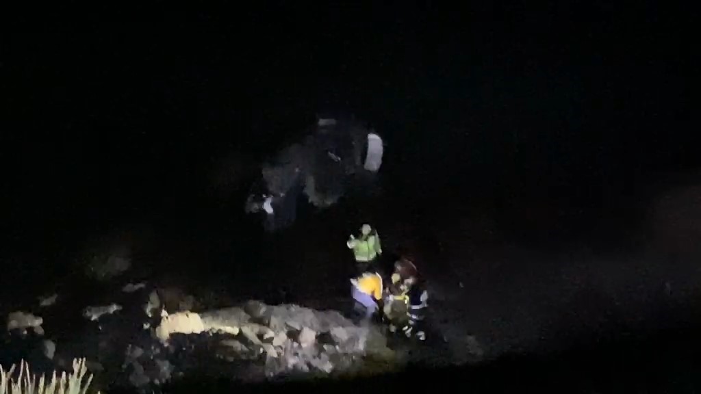 ucurumdan deniz kiyisina yuvarlanan otomobilde 3 kisi yaralandi 2 UPD89qat