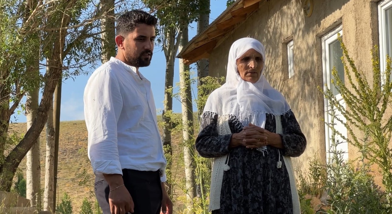 Uçurumdan düşen ineği için gözyaşı döken Ayni teyzeye yardım eli uzatıldı 6 ucurumdan dusen inegi icin gozyasi doken ayni teyzeye yardim eli uzatildi 2 4NTi3kjv