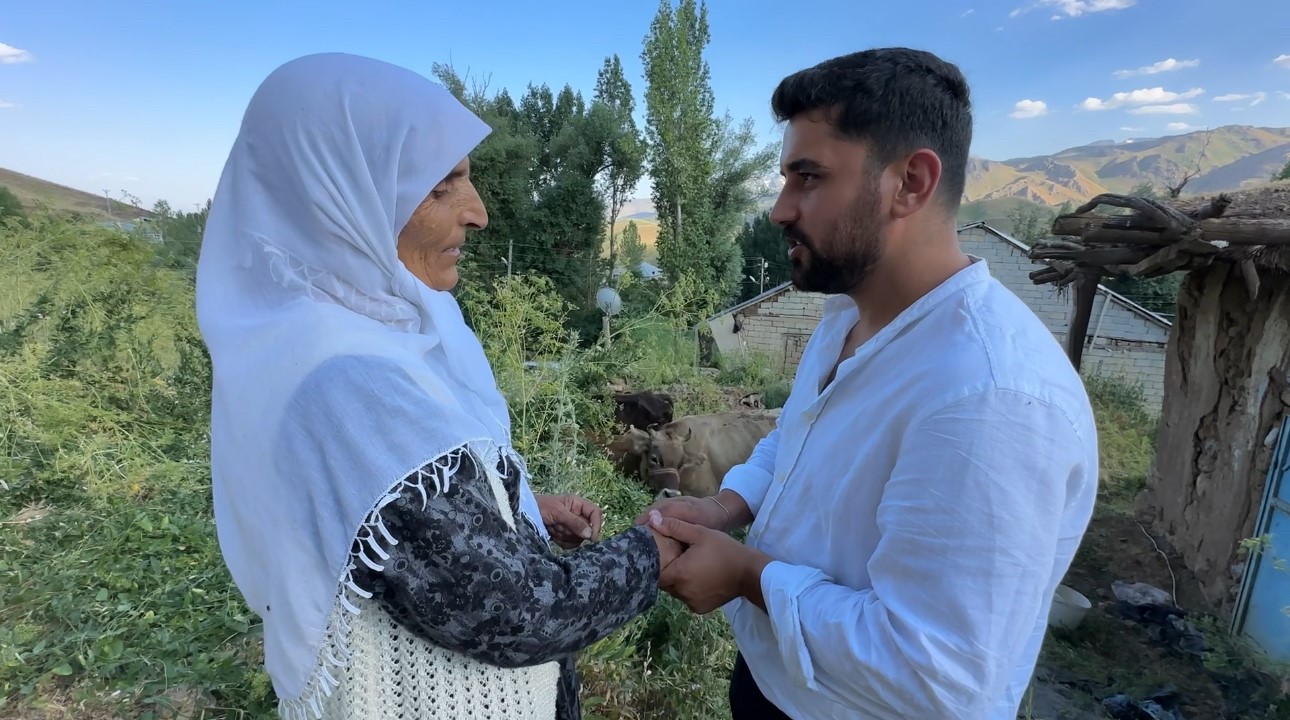 Uçurumdan düşen ineği için gözyaşı döken Ayni teyzeye yardım eli uzatıldı 7 ucurumdan dusen inegi icin gozyasi doken ayni teyzeye yardim eli uzatildi 3 bqv4eeB1