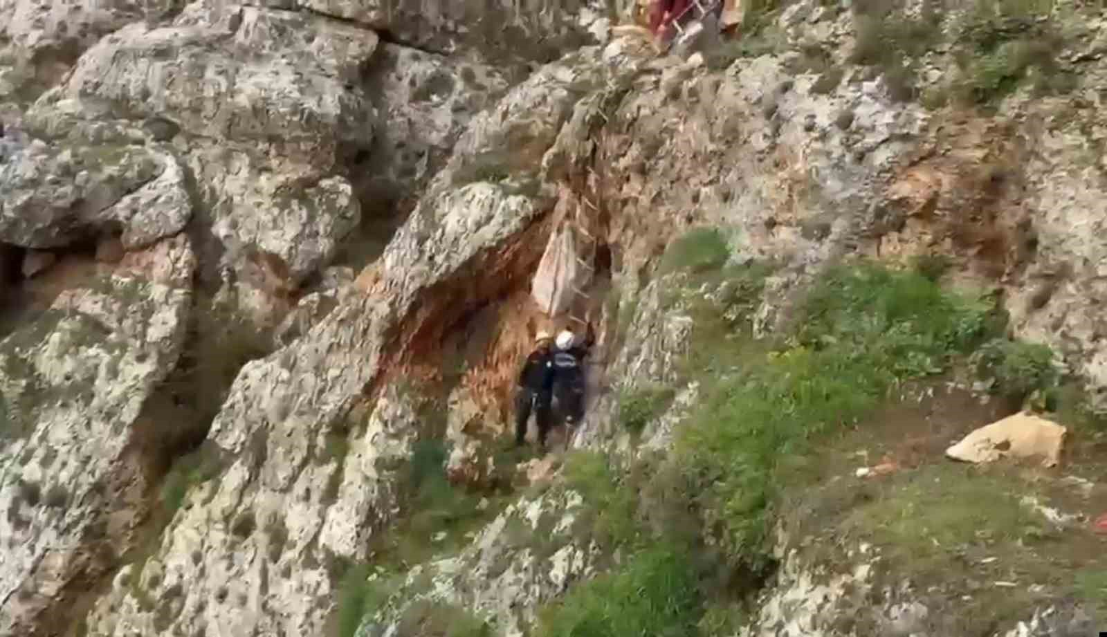 ucurumdan dusen kopek 4 saatlik calismayla kurtarildi 2 9Myqd9JZ