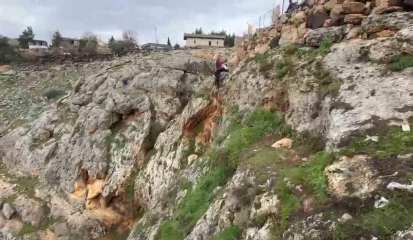 ucurumdan dusen kopek 4 saatlik calismayla kurtarildi 4 E6YBWisL