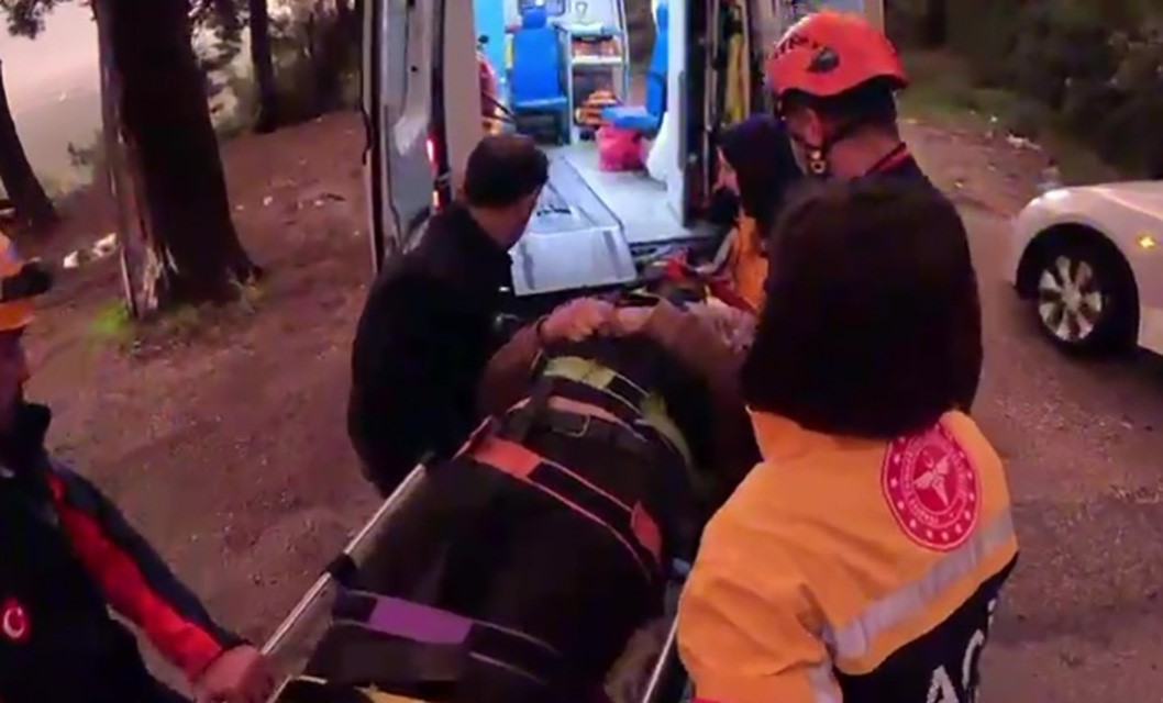 ucurumdan yuvarlanan surucuyu afad ve itfaiye ekipleri kurtardi 7 OwZF7dUi