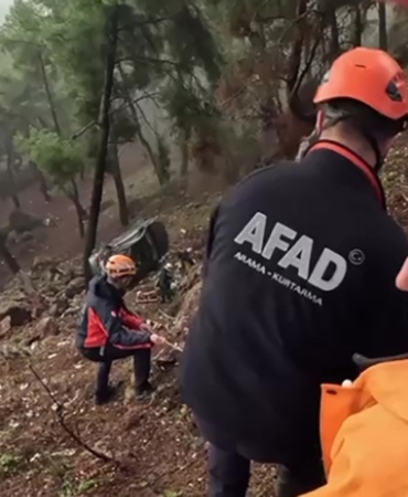 ucurumdan-yuvarlanan-surucuyu-afad-ve-itfaiye-ekipleri-kurtardi-sOAKav2m.jpg