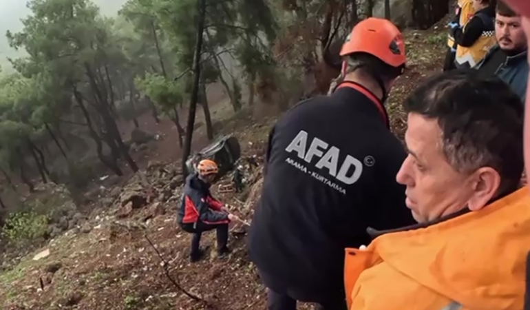 ucurumdan-yuvarlanan-surucuyu-afad-ve-itfaiye-ekipleri-kurtardi-sOAKav2m.jpg
