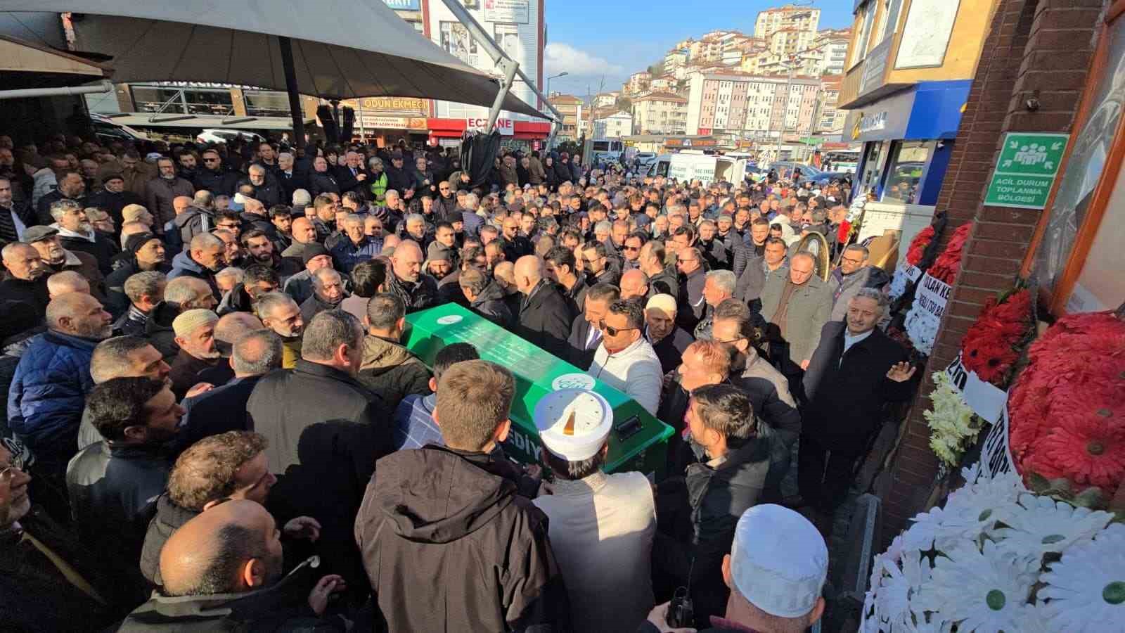 ucurumdan yuvarlanarak hayatini kaybeden is adami topraga verildi 2 ZyS9BrAi