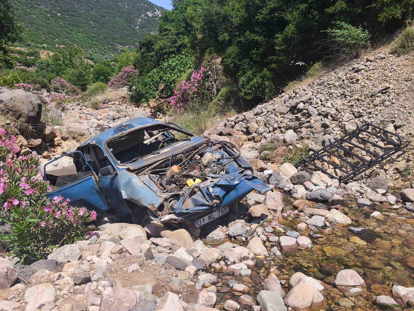 ucurumdan yuvarlanarak hurdaya donen otomobilin surucusu yaralandi 1 PeR6VyZI