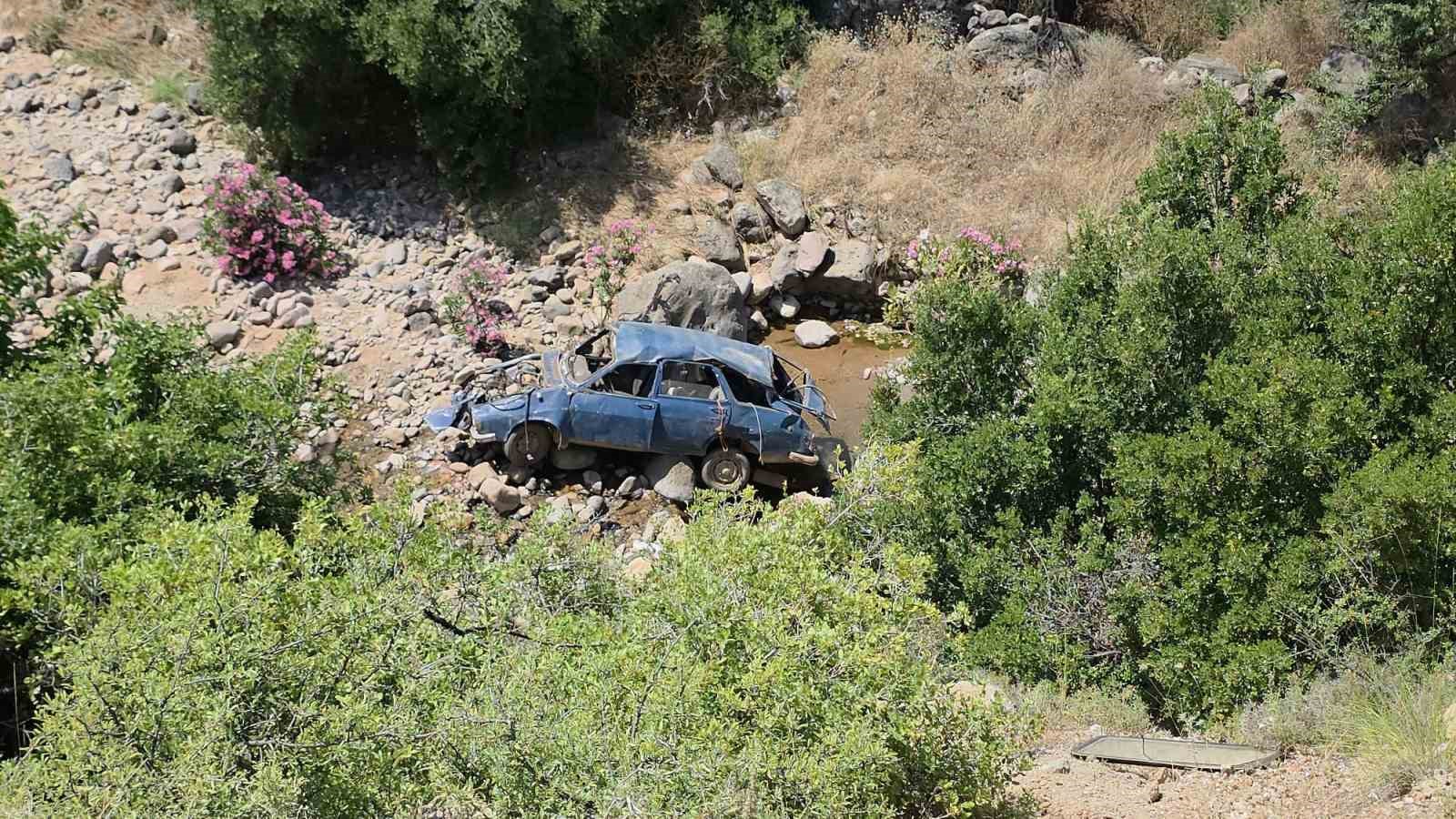 ucurumdan yuvarlanarak hurdaya donen otomobilin surucusu yaralandi 3