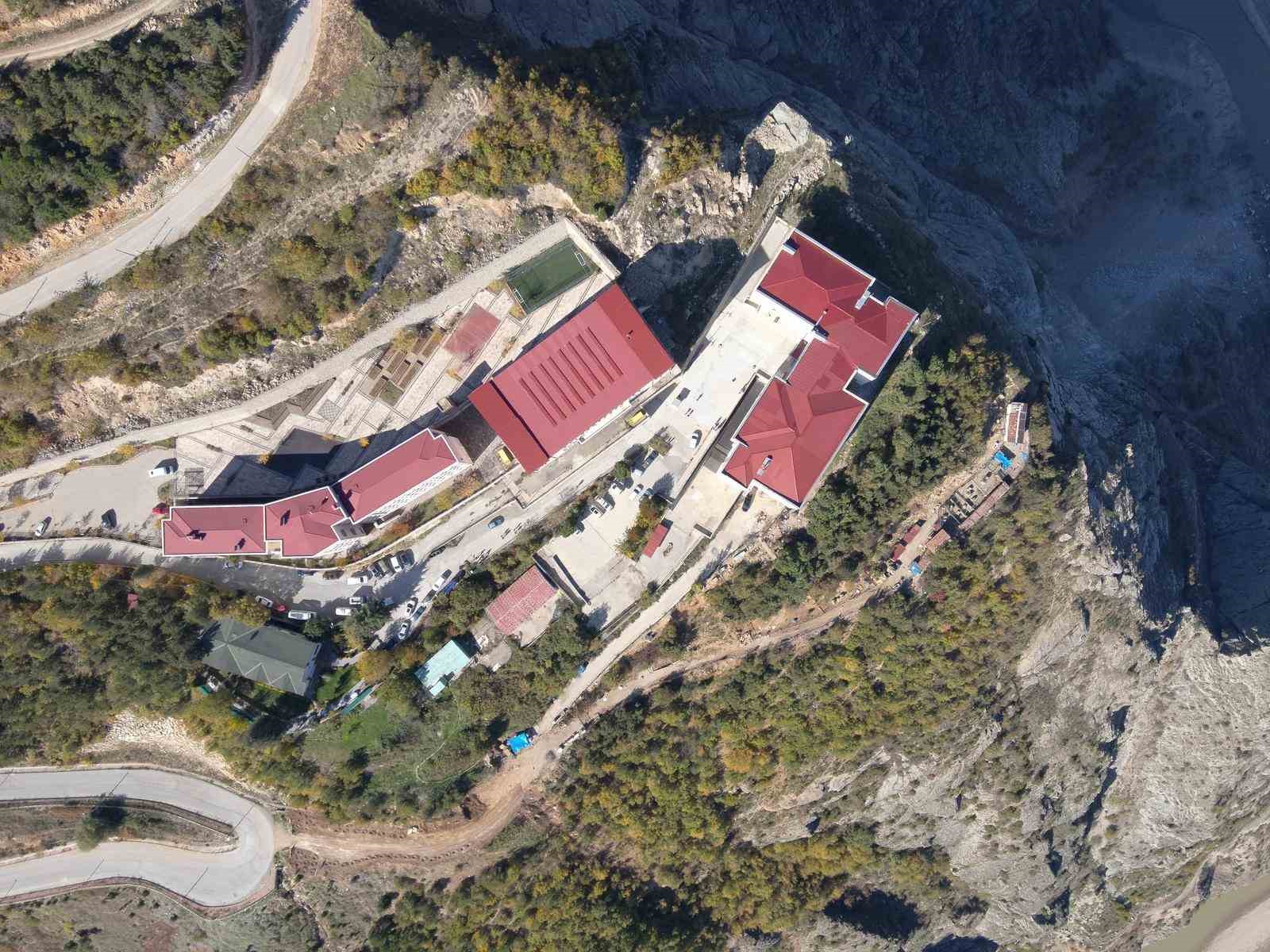 ucurumun kenarindaki okulda egitim yeniden basladi 2 nJtDbT3f