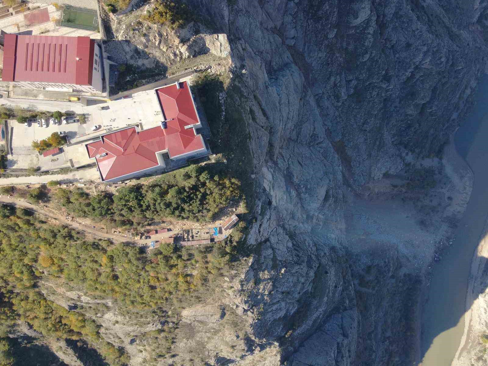 ucurumun kenarindaki okulda egitim yeniden basladi 5 1iq7FnTv