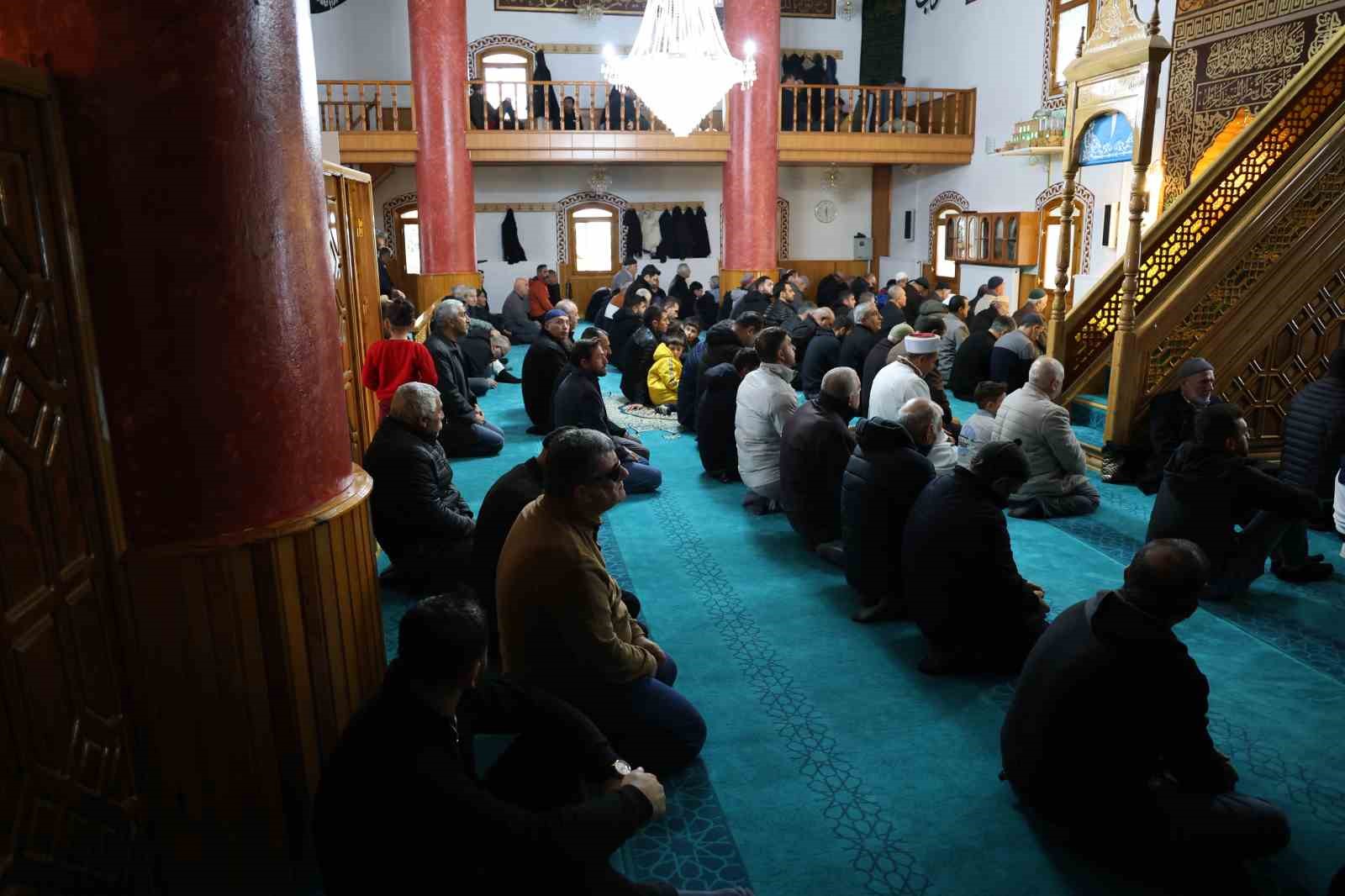 ucurumun kiyisindaki sancaktar turbesi her cuma ziyaretcilerini agirliyor 3 RusE31lw