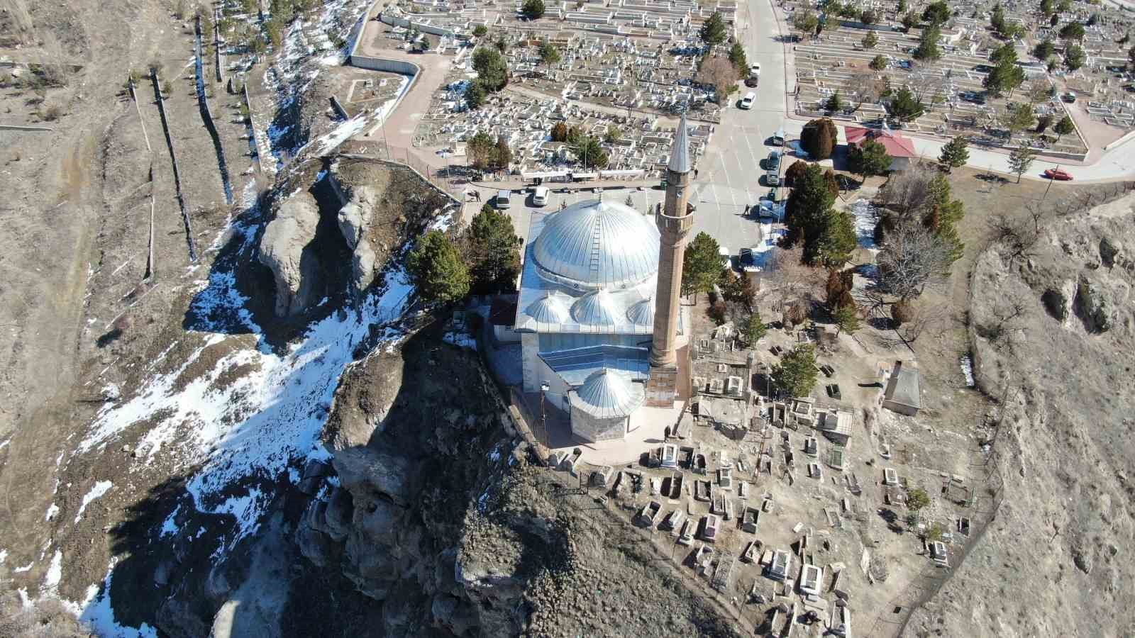 ucurumun kiyisindaki sancaktar turbesi her cuma ziyaretcilerini agirliyor 4 Mb2UsAUE