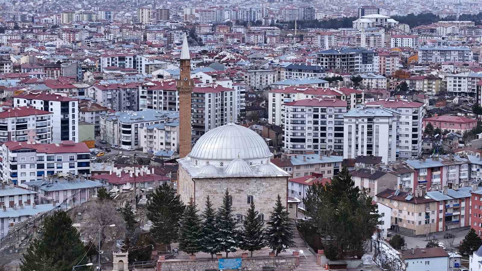 ucurumun kiyisindaki turbede ramazan yogunlugu yasaniyor 1 bcknwk9j