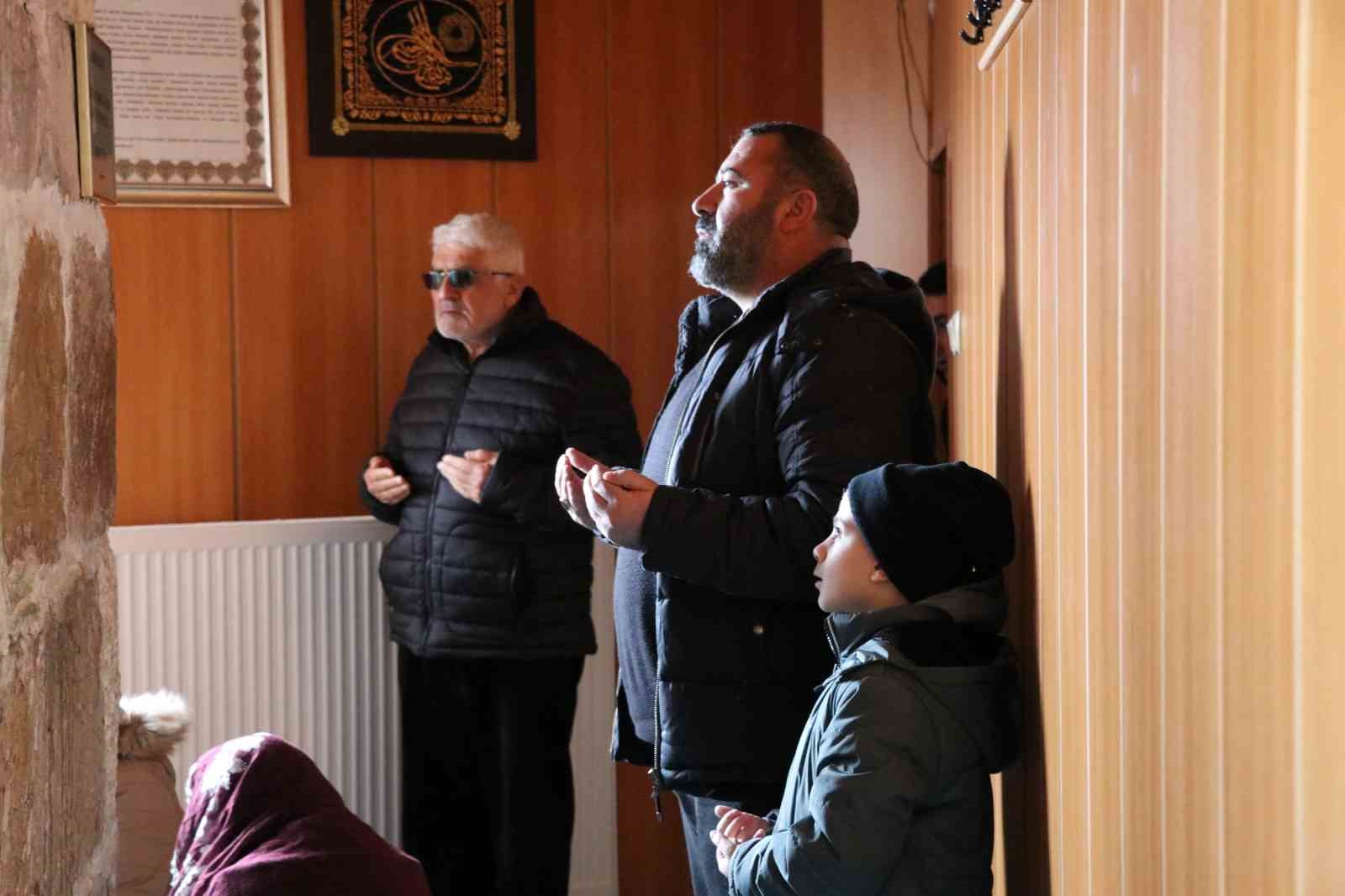 ucurumun kiyisindaki turbede ramazan yogunlugu yasaniyor 5 I1DfOSKT