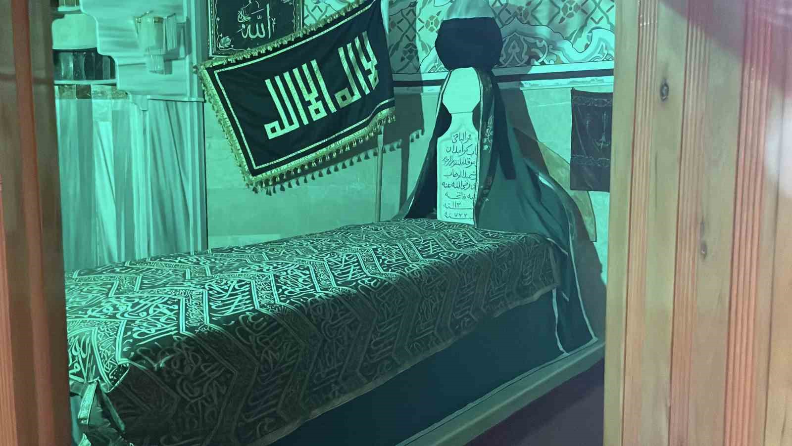 ucurumun kiyisindaki turbede ramazan yogunlugu yasaniyor 6 FHn5iSAU