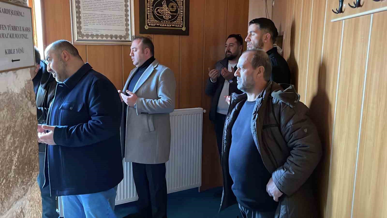 ucurumun kiyisindaki turbede ramazan yogunlugu yasaniyor 7 pL1CbfSL