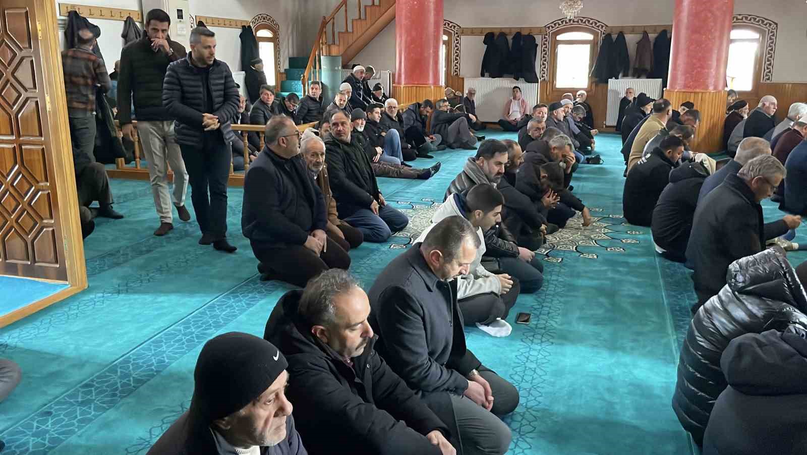 ucurumun kiyisindaki turbede ramazan yogunlugu yasaniyor 8 OMEnGu7l