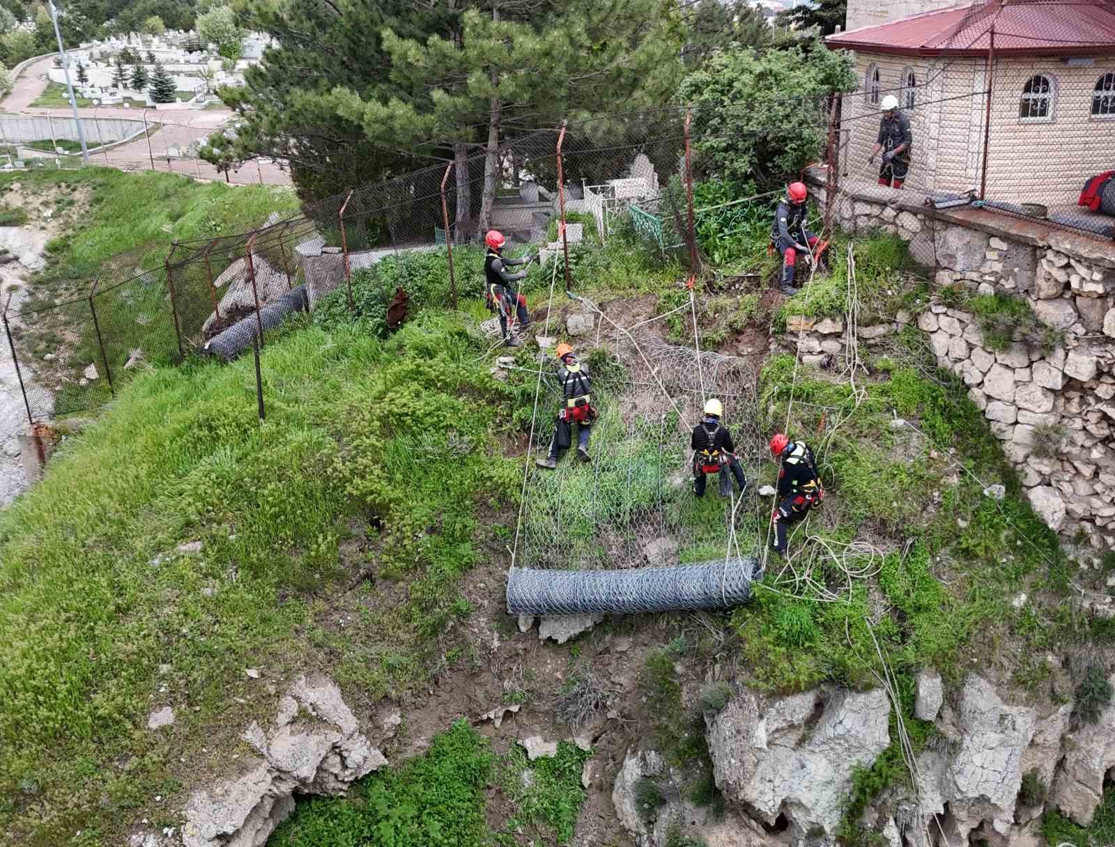 ucurumun ucundaki turbenin kayaliklarinda islah calismalari suruyor 1 37K6w2Z2
