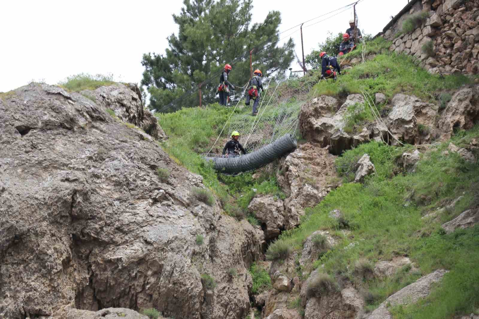ucurumun ucundaki turbenin kayaliklarinda islah calismalari suruyor 8 Kzss2sUC