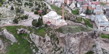 ucurumun-ucundaki-turbenin-kayaliklarinda-islah-calismalari-suruyor-RnAW6VV9.jpg