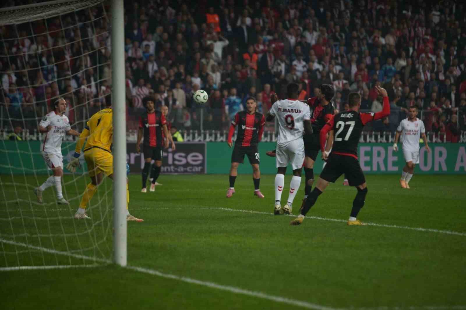 uefa konferans ligi samsunspor 0 hamrun 0 mac devam ediyor 7 RX3lAG9s