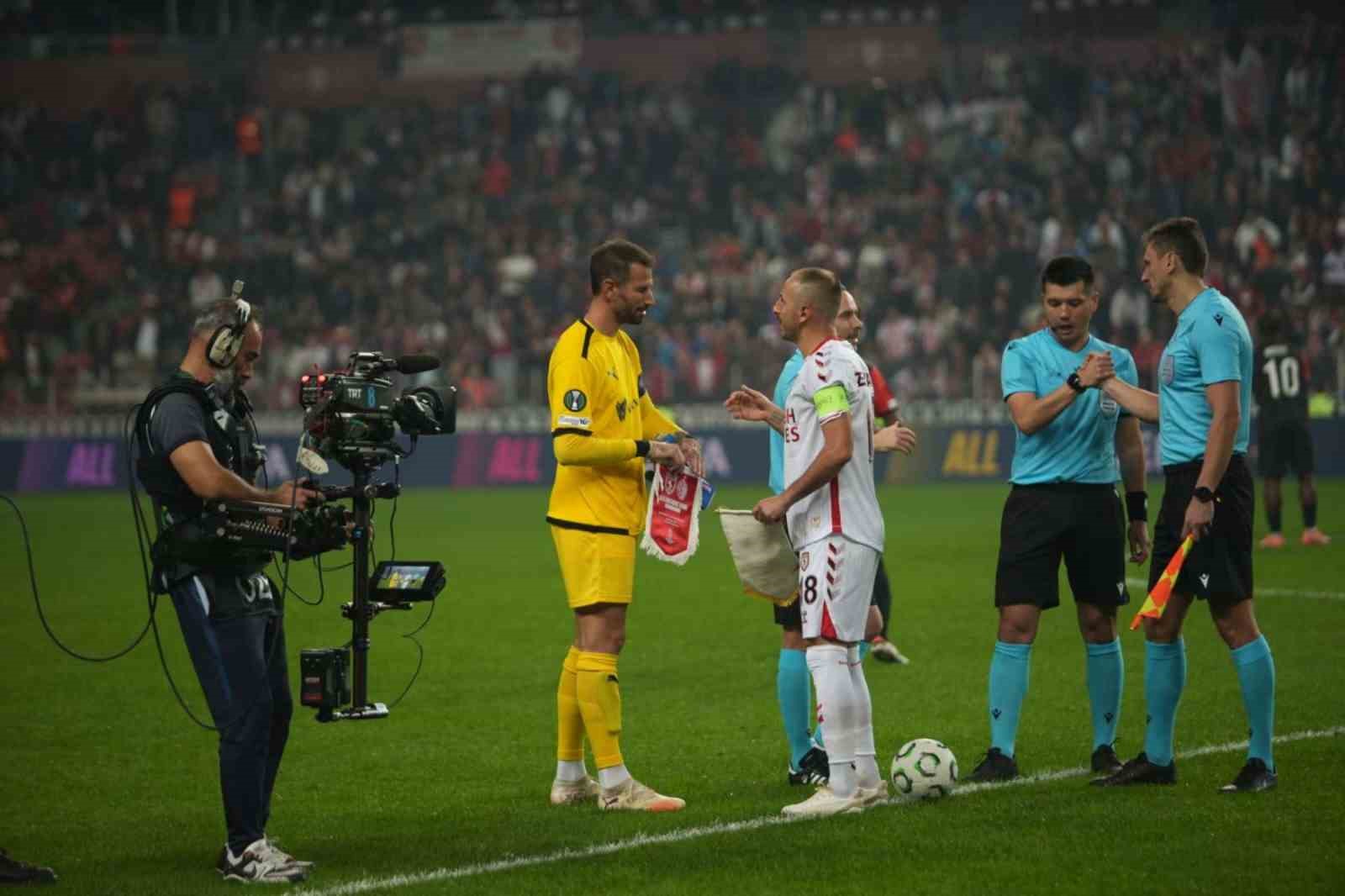uefa konferans ligi samsunspor 0 hamrun 0 mac devam ediyor 8 US5bshhu