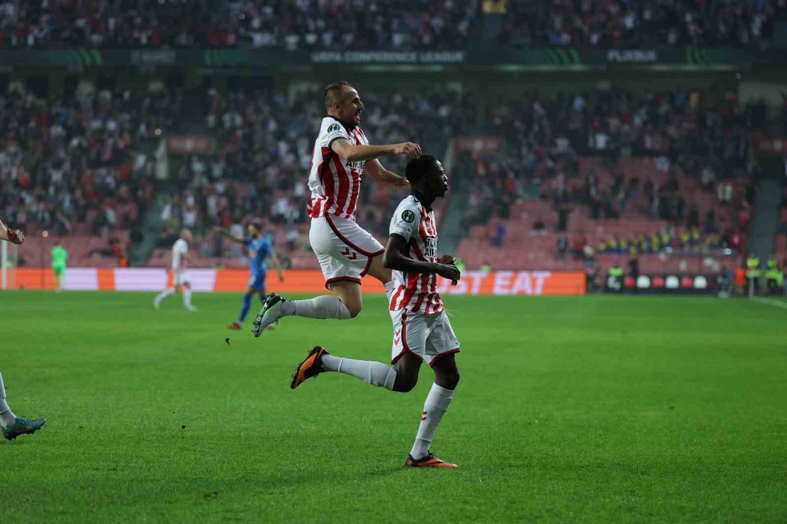 uefa konferans ligi samsunspor 2 dinamo kiev 0 ilk yari 11 AUQvsYwB