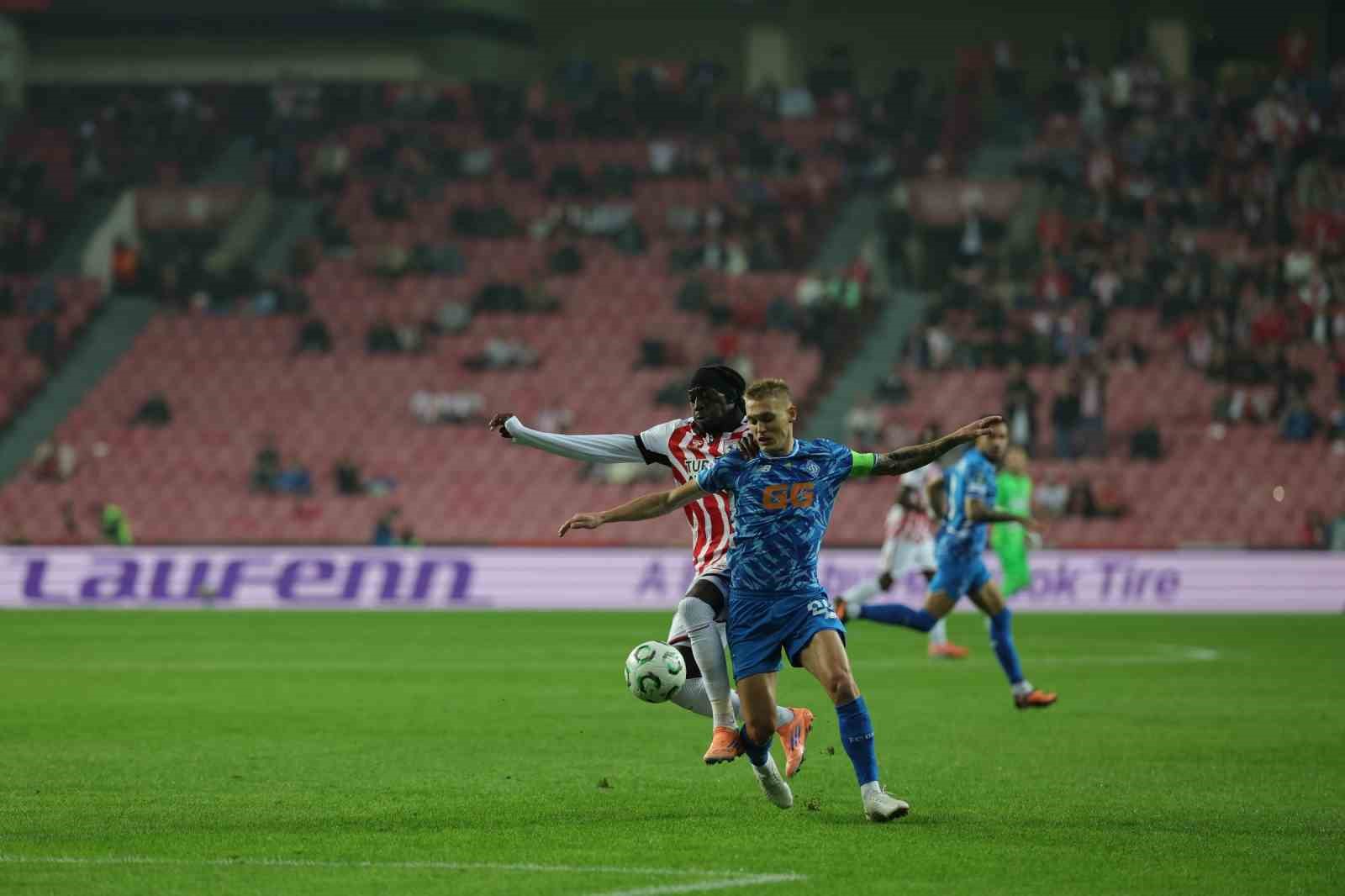 uefa konferans ligi samsunspor 2 dinamo kiev 0 ilk yari 4