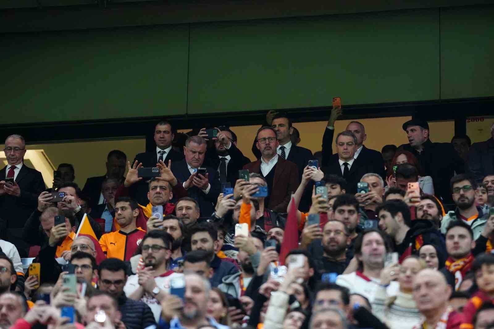 uefa sampiyonlar ligi galatasaray 1 juventus 0 mac devam ediyor 12 cvjuZQJj
