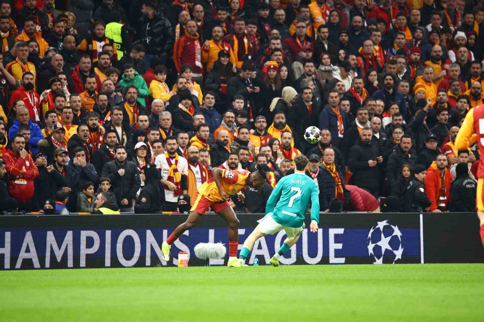 uefa sampiyonlar ligi galatasaray 1 liverpool 0 mac devam ediyor 7 8UjmjDtM