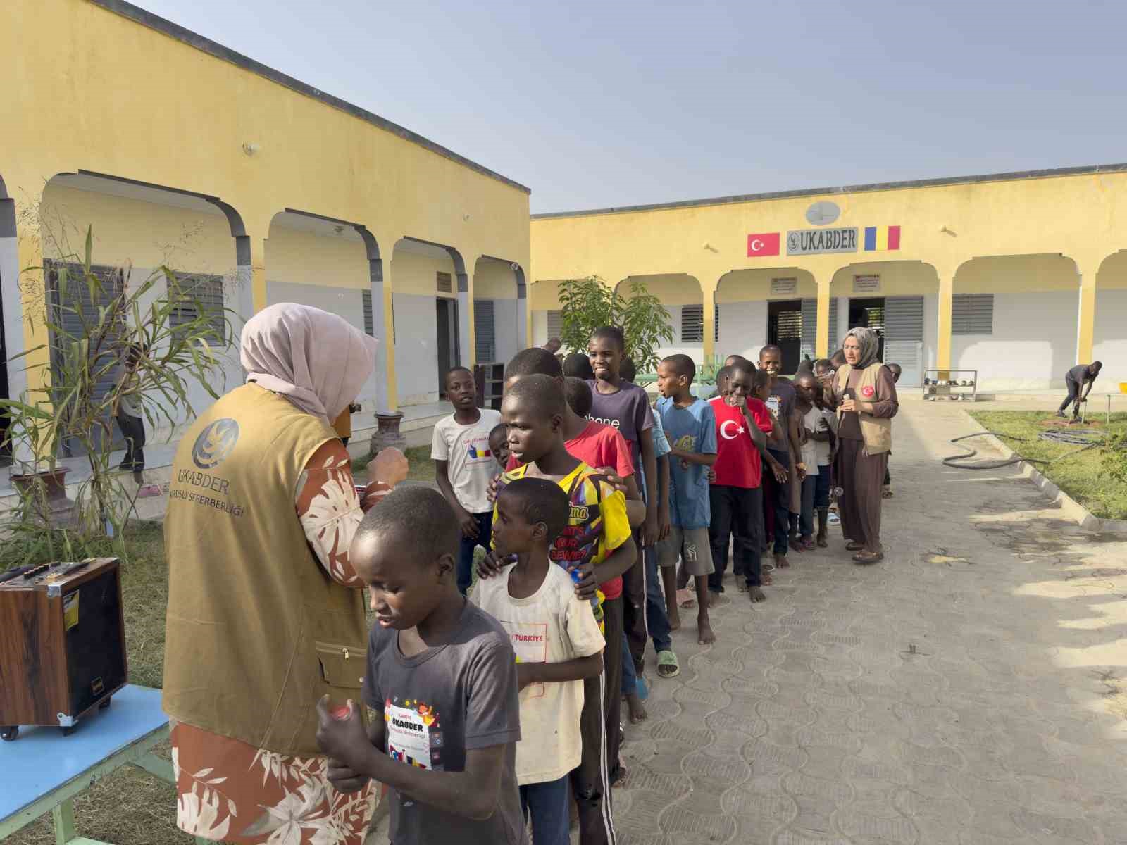UKABDER’den Afrika Çad’da iyilik seferberliği: Binlerce paket erzak, on binlerce ekmek ihtiyaç sahiplerine ulaştı 8 ukabderden afrika cadda iyilik seferberligi binlerce paket erzak on binlerce ekmek ihtiyac sahiplerine ulasti QQ54w9Fs