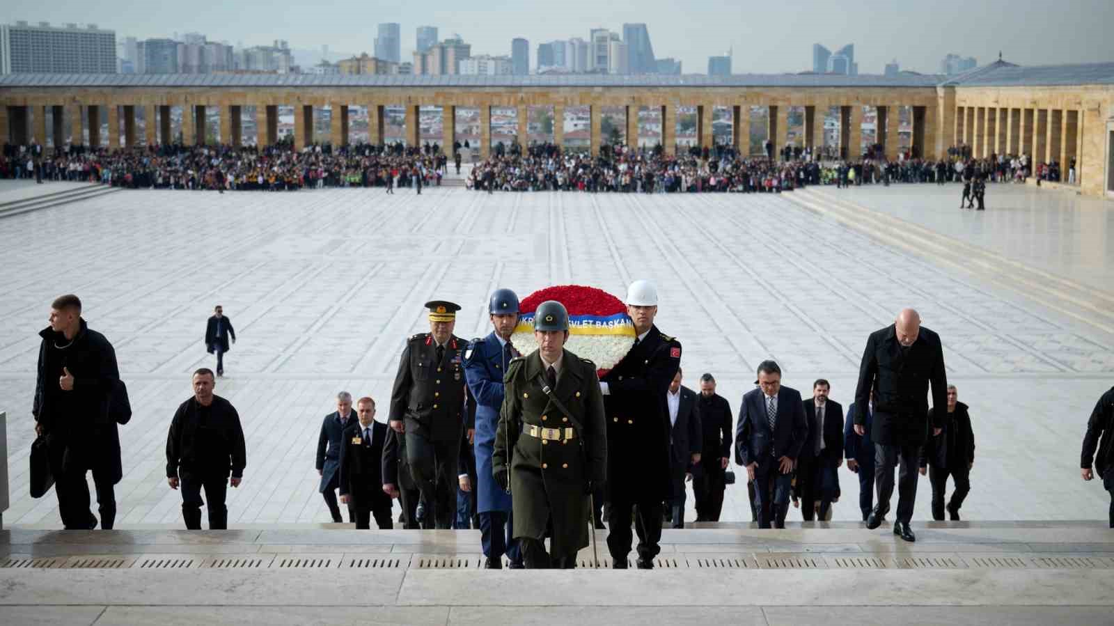 ukrayna devlet baskani zelenskiy anitkabirde 1